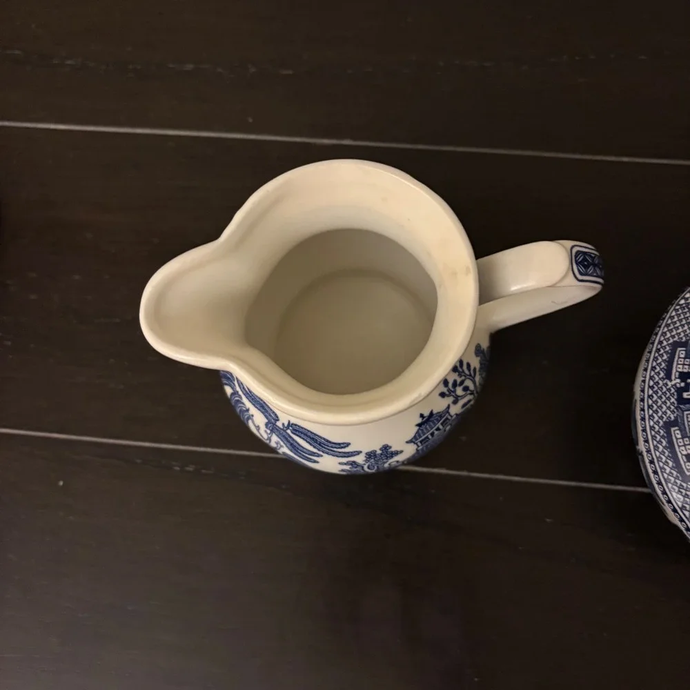 Churchill England | Blue Willow | Creamer & Lidded Sugar Bowl Set | small flaw